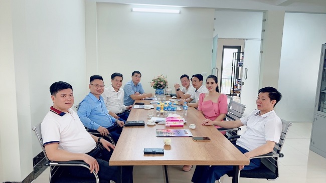 Chị L&amp;ecirc; Thị Thảo (&amp;Aacute;o hồng) - C&amp;ocirc;ng ty Cổ phần thực phẩm Bắc Việt tiếp đ&amp;oacute;n c&amp;aacute;c th&amp;agrave;nh vi&amp;ecirc;n CLB DN 1983