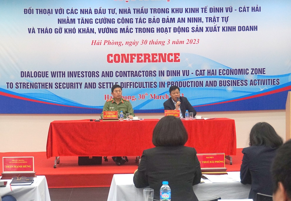 Thiếu tướng Vũ Thanh Chương, Ủy vi&amp;ecirc;n Ban Thường vụ Th&amp;agrave;nh ủy, Gi&amp;aacute;m đốc C&amp;ocirc;ng an th&amp;agrave;nh phố v&amp;agrave; đồng ch&amp;iacute; L&amp;ecirc; Trung Ki&amp;ecirc;n, Ủy vi&amp;ecirc;n Ban Thường vụ Th&amp;agrave;nh ủy, Trưởng Ban Quản l&amp;yacute; Khu kinh tế Hải Ph&amp;ograve;ng đồng chủ tr&amp;igrave; Hội nghị.