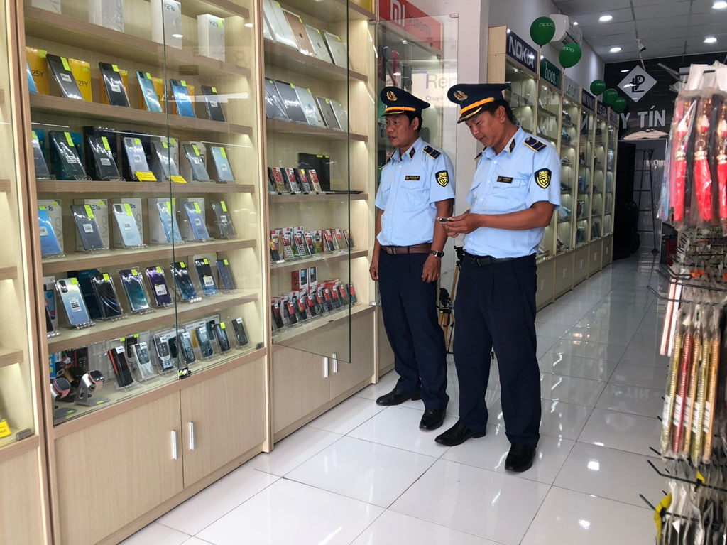 Lực lượng quản l&amp;yacute; thị trường tiến h&amp;agrave;nh kiểm tra hộ kinh doanh tr&amp;ecirc;n địa b&amp;agrave;n. Ảnh: Uy&amp;ecirc;n Hương/BNEWS/TTXVN