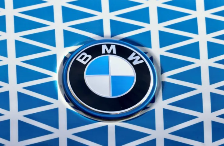 Logo của nh&amp;agrave; sản xuất &amp;ocirc; t&amp;ocirc; Đức BMW được nh&amp;igrave;n thấy ở Brussels, Bỉ ng&amp;agrave;y 28 th&amp;aacute;ng 2 năm 2023. REUTERS