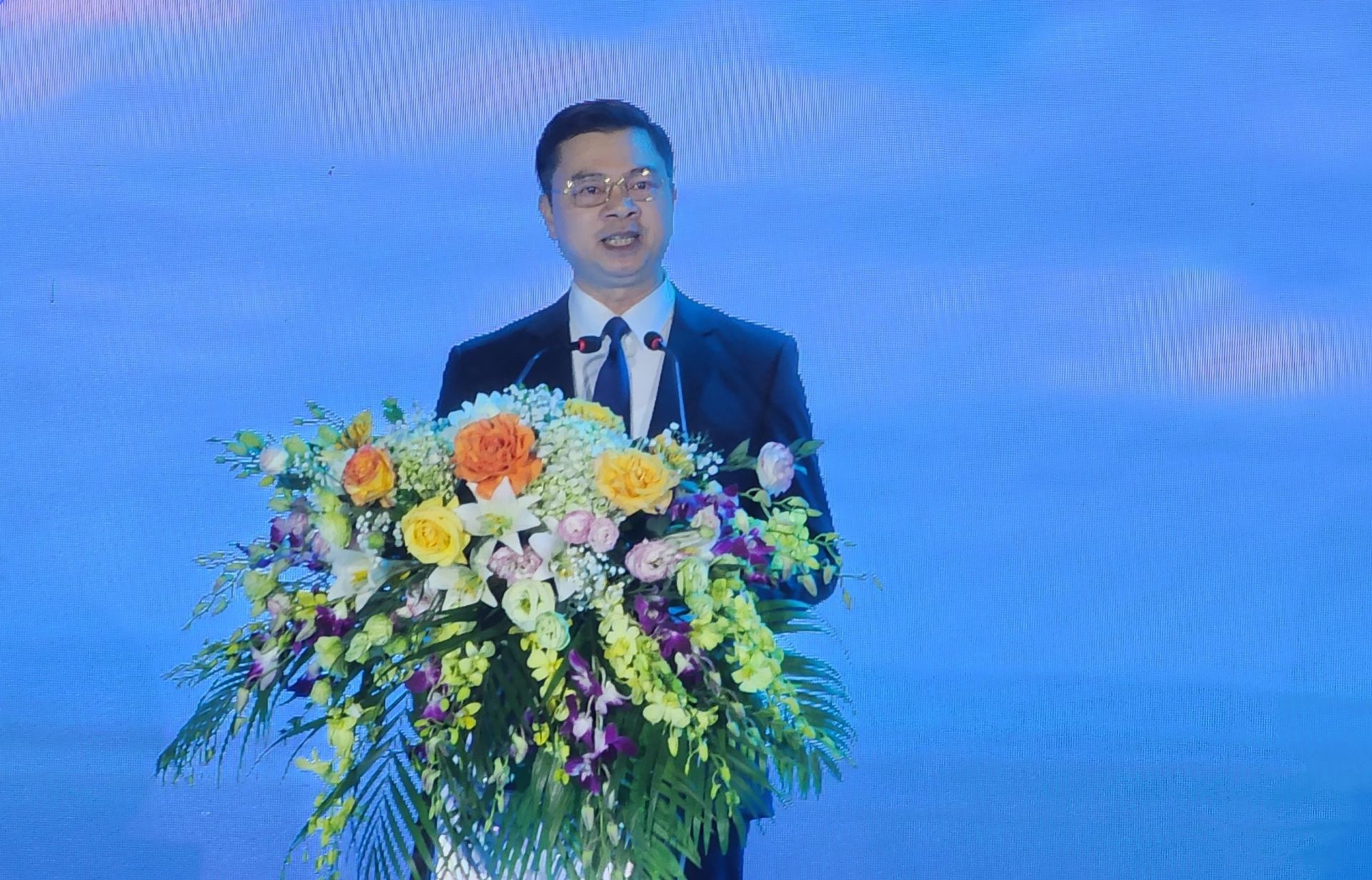 &amp;Ocirc;ng B&amp;ugrave;i Tuấn Mạnh Chủ tịch UBND huyện C&amp;aacute;t Hải ph&amp;aacute;t biểu khai mạc m&amp;ugrave;a du lịch C&amp;aacute;t B&amp;agrave; 2023.