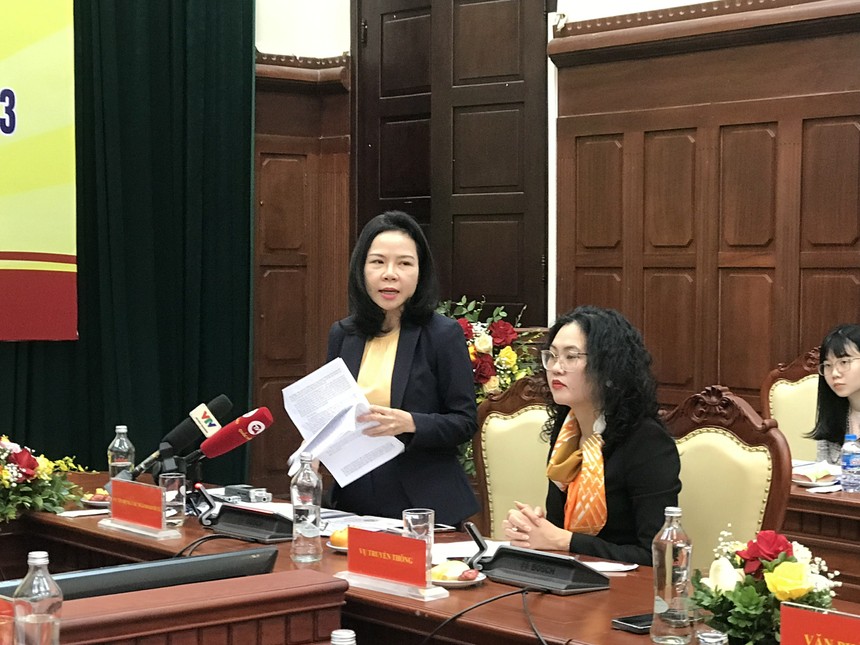 &amp;agrave; H&amp;agrave; Thu Giang, Ph&amp;oacute; Vụ trưởng phụ tr&amp;aacute;ch Vụ T&amp;iacute;n dụng, Ng&amp;acirc;n h&amp;agrave;ng Nh&amp;agrave; nước ph&amp;aacute;t biểu tại Họp b&amp;aacute;o.