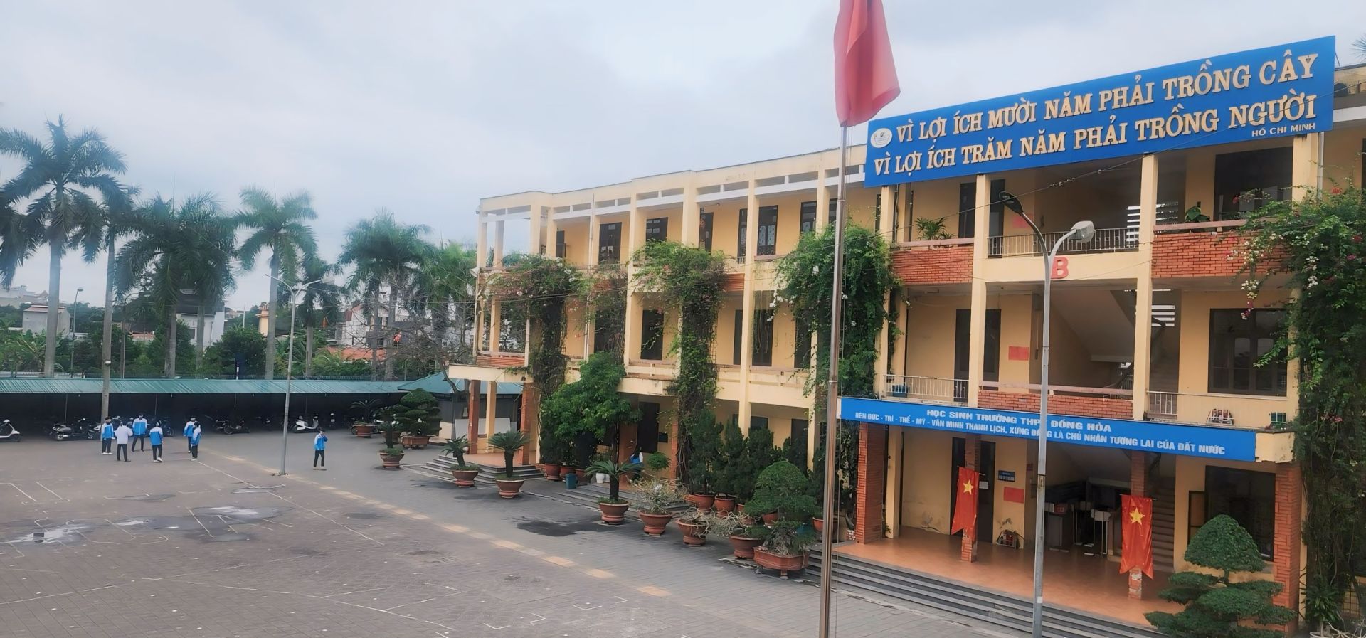 Trường THPT Đồng H&amp;ograve;a.