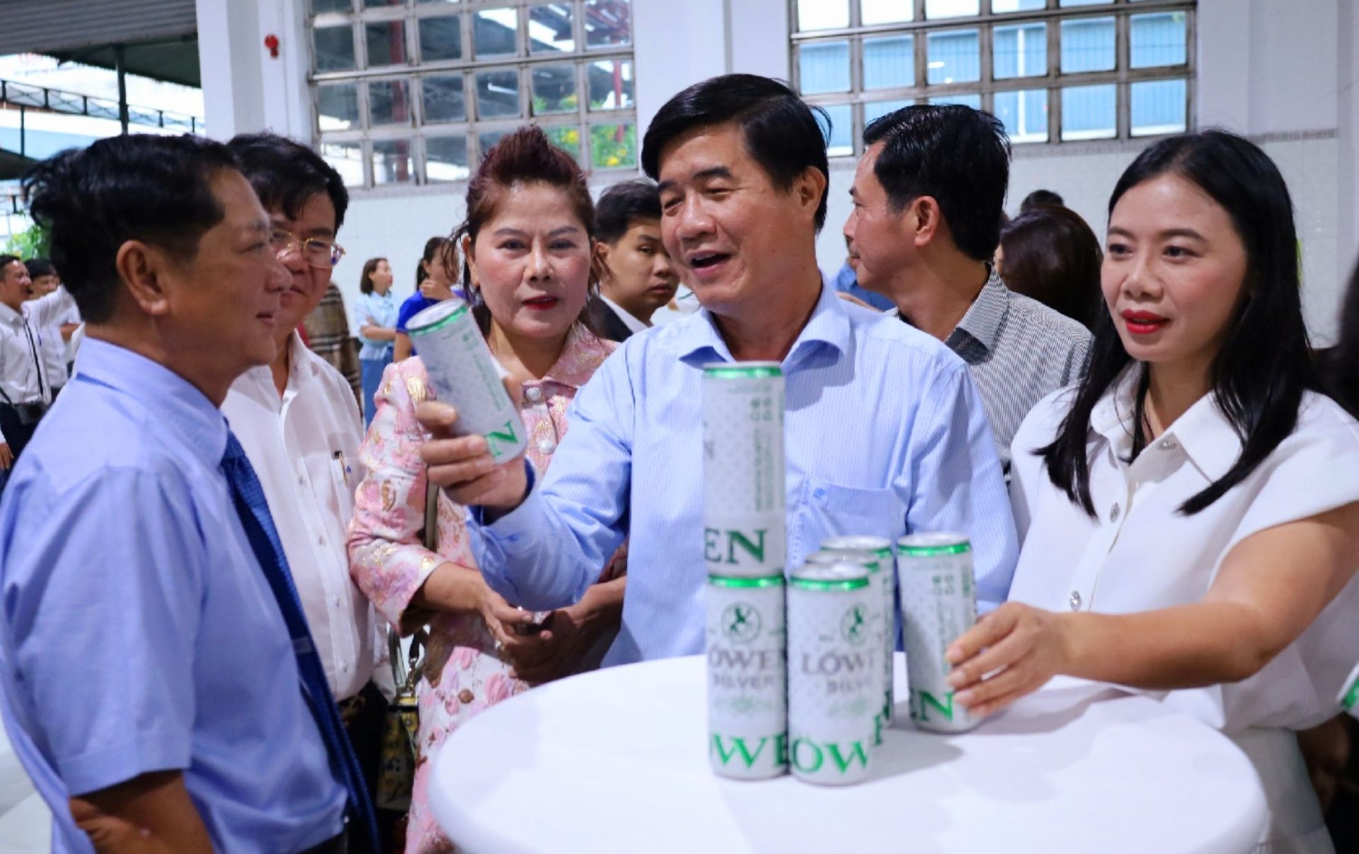 Ph&amp;oacute; Chủ tịch UBND tỉnh Đắk Lắk Nguyễn Thi&amp;ecirc;n Văn v&amp;agrave; c&amp;aacute;c đại biểu tham quan Nh&amp;agrave; m&amp;aacute;y bia S&amp;agrave;i G&amp;ograve;n - Đắk Lắk