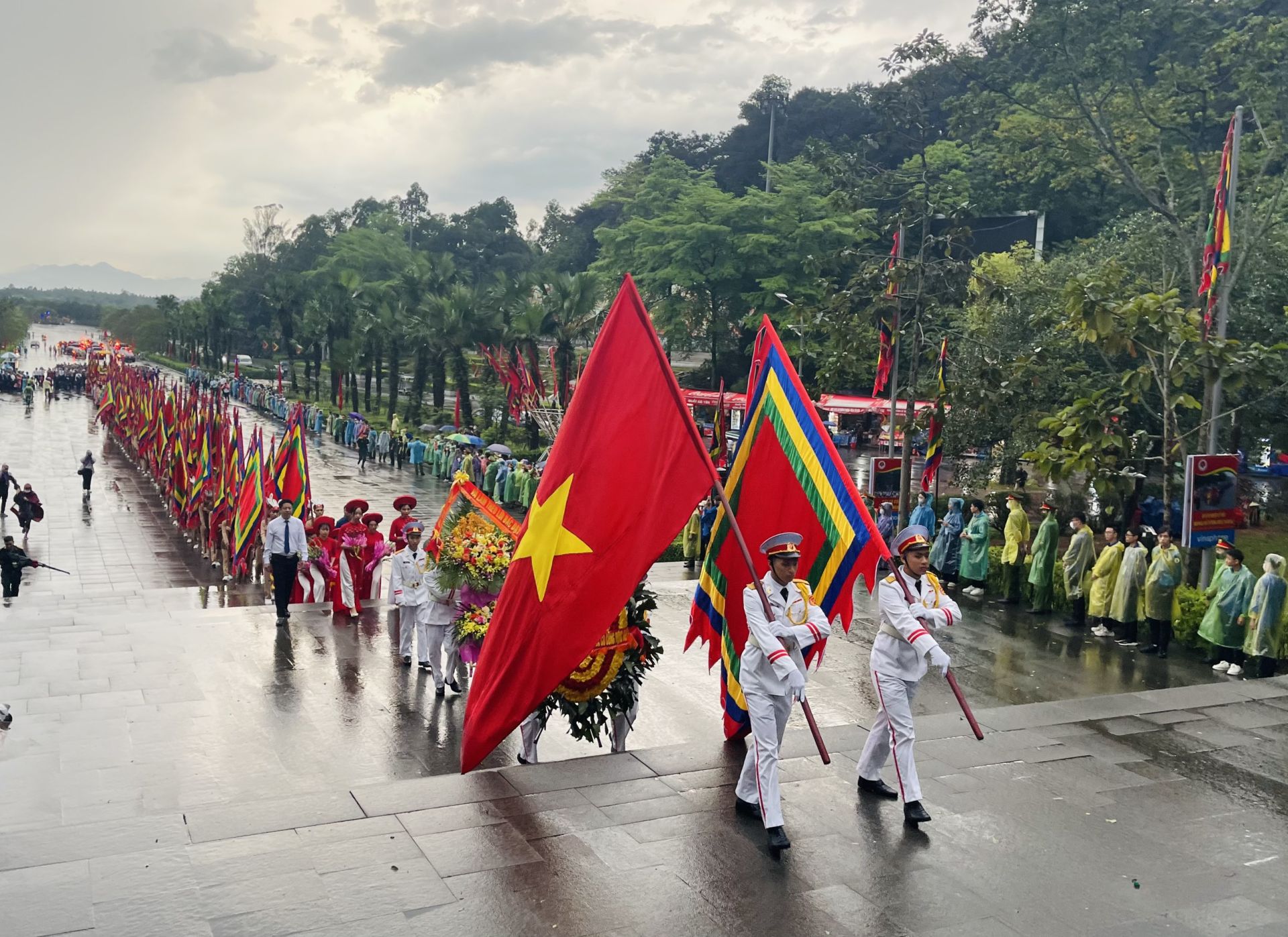 Đo&amp;agrave;n d&amp;acirc;ng hương tưởng nhớ c&amp;aacute;c vua H&amp;ugrave;ng trong ng&amp;agrave;y Giỗ Tổ (năm 2023)