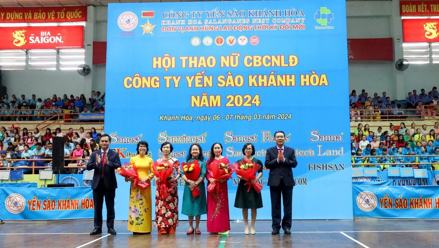 L&amp;atilde;nh đạo C&amp;ocirc;ng Ty tặng hoa ch&amp;uacute;c mừng Ng&amp;agrave;y quốc tế Phụ nữ 8-3 đến c&amp;aacute;c nữ  Nh&amp;agrave; b&amp;aacute;o, PV đại diện b&amp;aacute;o Trung ương, địa phương (Ảnh Trung Phan)