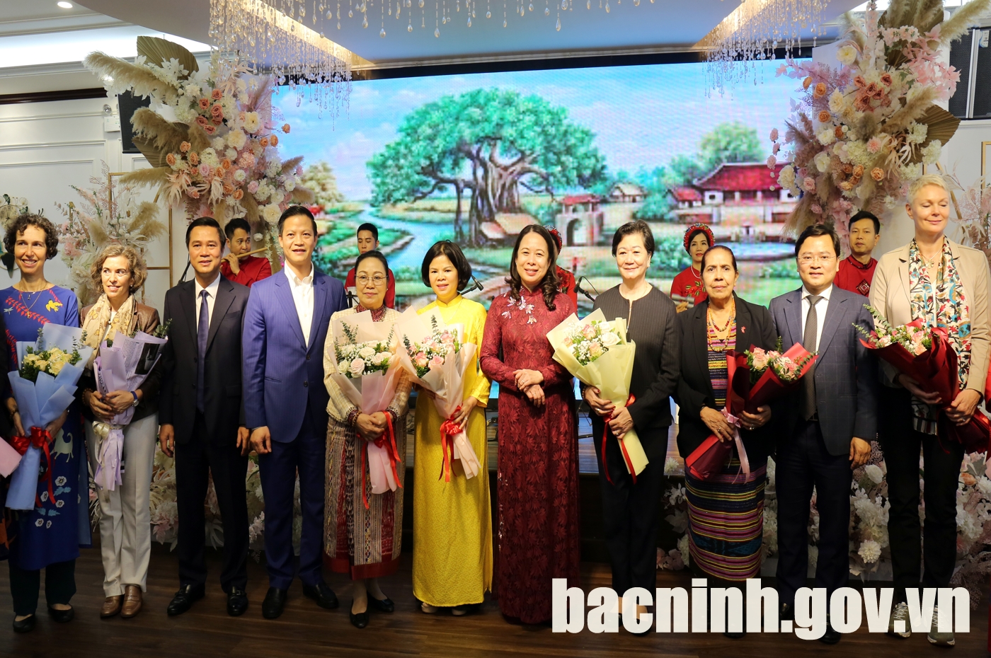 Ph&amp;oacute; Chủ tịch nước V&amp;otilde; Thị &amp;Aacute;nh Xu&amp;acirc;n (thứ 5 từ phải qua), B&amp;iacute; thư Tỉnh ủy Nguyễn Anh Tuấn (thứ 2 từ phải qua), Ph&amp;oacute; Chủ tịch Thường trực UBND tỉnh Vương Quốc Tuấn (thứ 4 từ tr&amp;aacute;i qua) tặng hoa c&amp;aacute;c đại biểu tham dự gặp mặt nh&amp;acirc;n Ng&amp;agrave;y quốc tế phụ nữ 8/3.