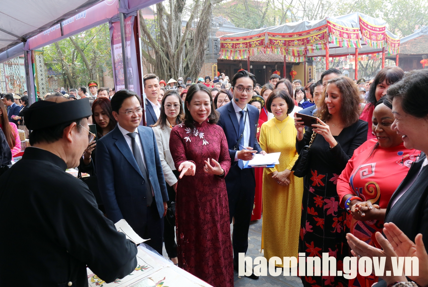 Ph&amp;oacute; Chủ tịch nước V&amp;otilde; Thị &amp;Aacute;nh Xu&amp;acirc;n c&amp;ugrave;ng c&amp;aacute;c đại biểu trải nghiệm l&amp;agrave;m tranh d&amp;acirc;n gian Đ&amp;ocirc;ng Hồ.