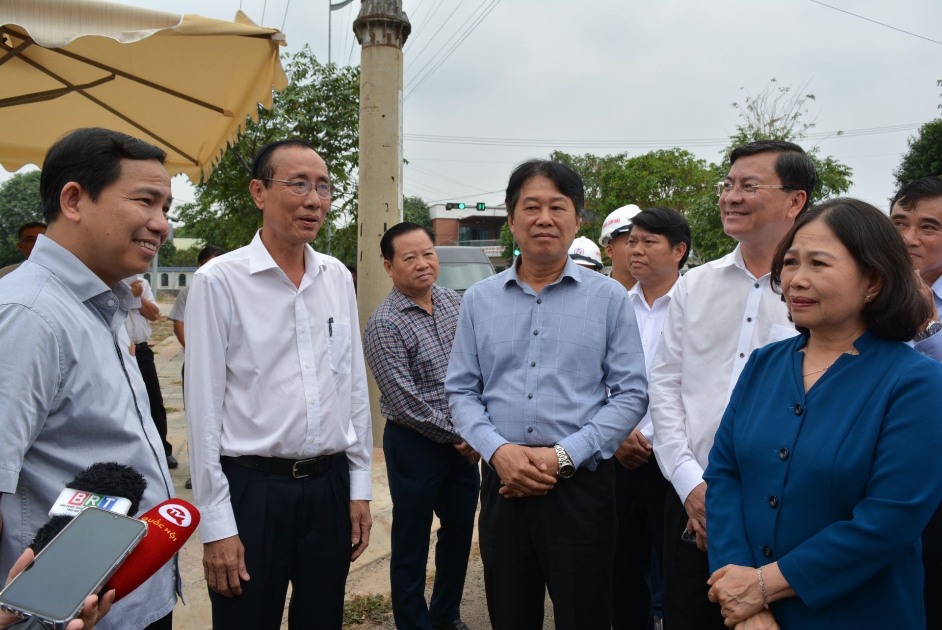 &amp;Ocirc;ng Nguyễn Văn Thắm, Chủ tịch UBND TX.Ph&amp;uacute; Mỹ ( &amp;Aacute;o  trắng  thứ 2 b&amp;ecirc;n  tr&amp;aacute;i  qua) b&amp;aacute;o c&amp;aacute;o c&amp;ocirc;ng t&amp;aacute;c t&amp;aacute;i định cư dự &amp;aacute;n cao tốc Bi&amp;ecirc;n H&amp;ograve;a - Vũng T&amp;agrave;u với Đo&amp;agrave;n gi&amp;aacute;m s&amp;aacute;t của Quốc hội. Ảnh- B&amp;iacute;ch  Li&amp;ecirc;n