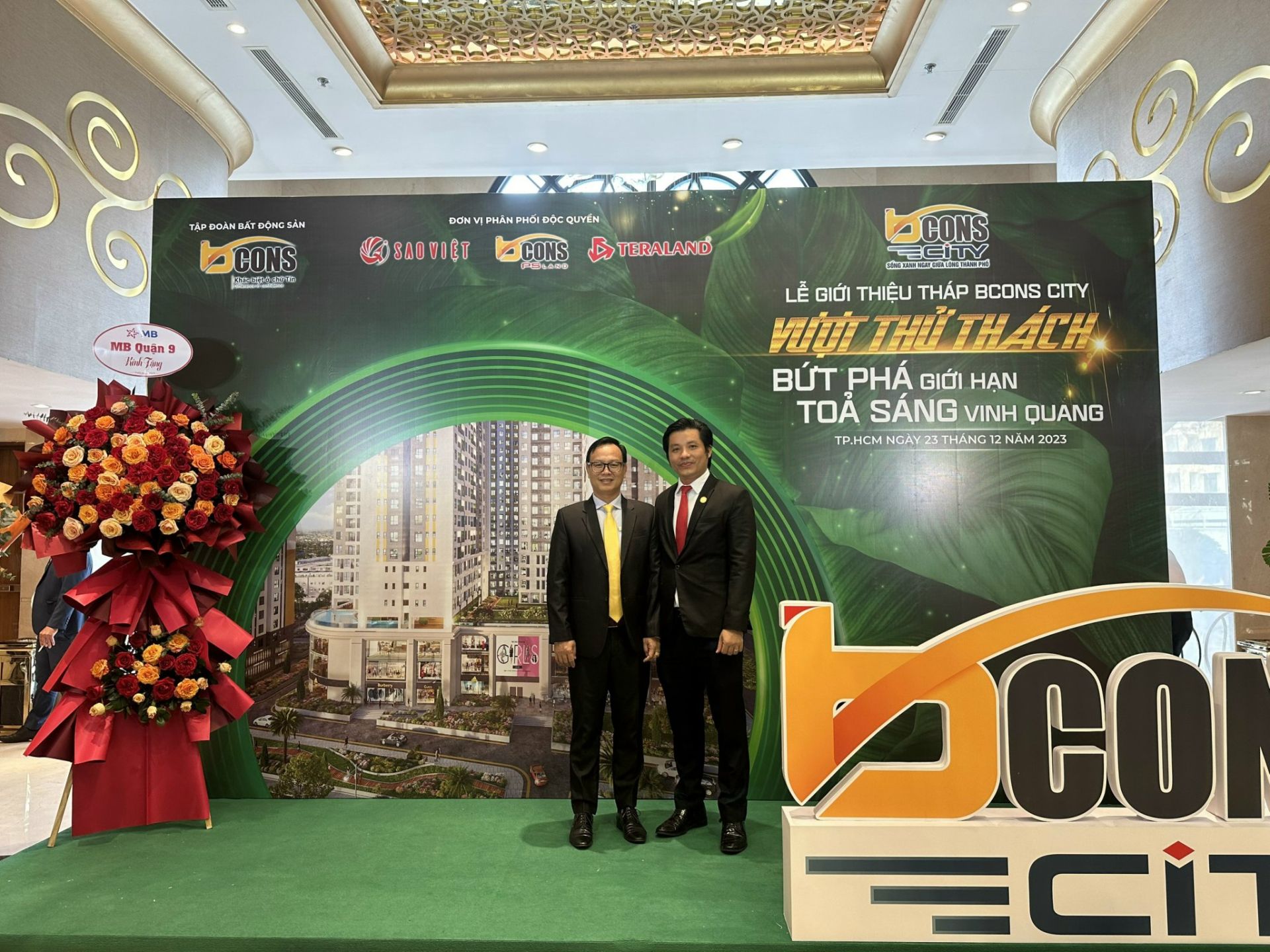 &amp;Ocirc;ng L&amp;ecirc; Như Thạch chụp h&amp;igrave;nh lưu niệm