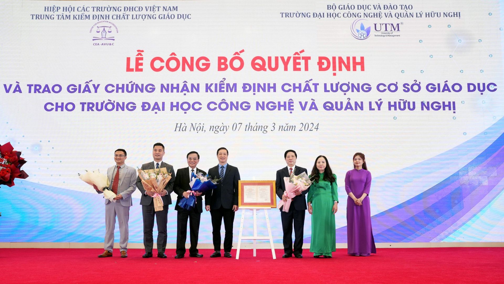 Hội đồng v&amp;agrave; Ban gi&amp;aacute;m hiệu UTM nhận quyết định kiểm định chất lượng cơ sở gi&amp;aacute;o dục.