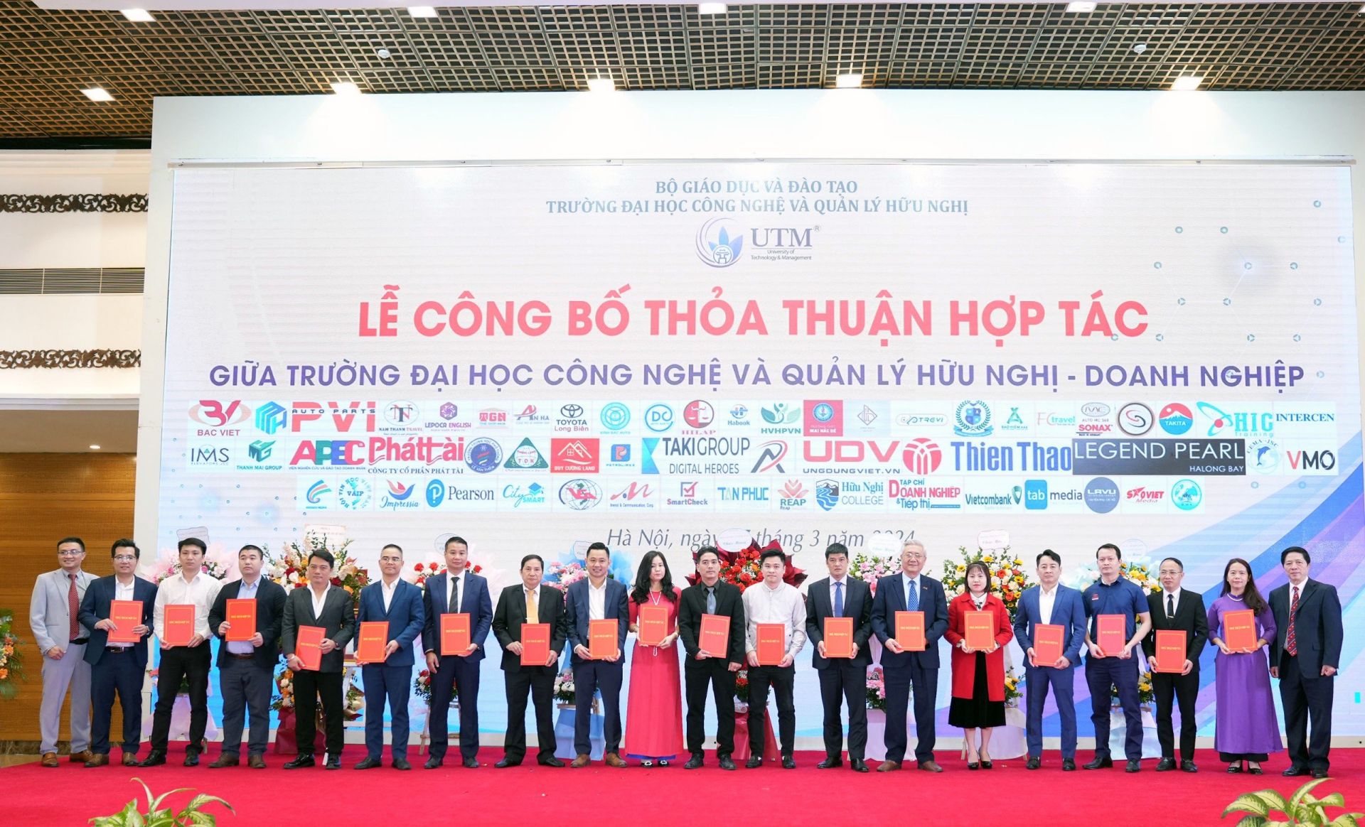 Ban gi&amp;aacute;m hiệu UTM trao thỏa thuận hợp t&amp;aacute;c cho c&amp;aacute;c doanh nghiệp.