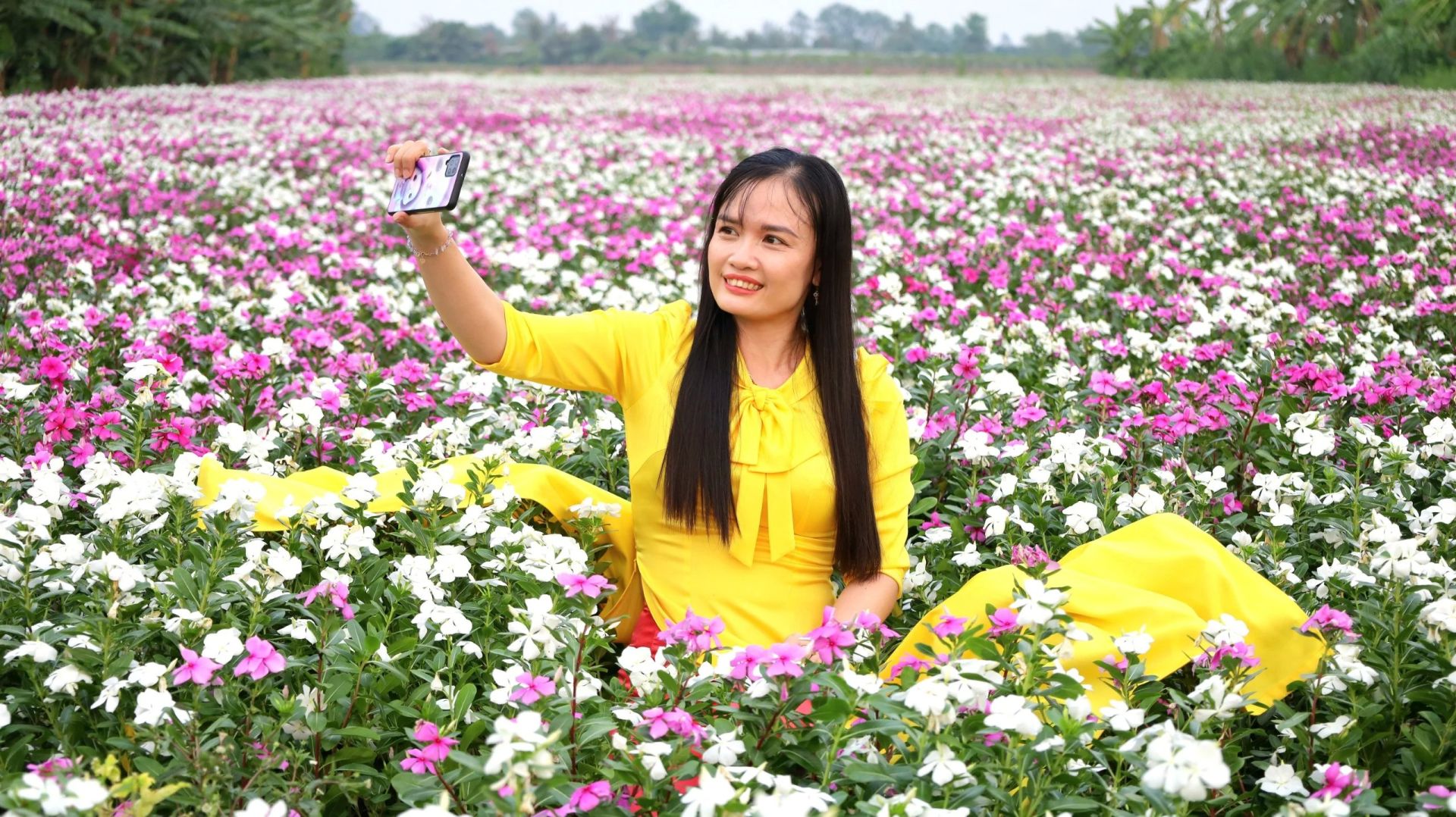 Chụp h&amp;igrave;nh selfie để lưu lại những khoảnh khắc đẹp tại vườn hoa.