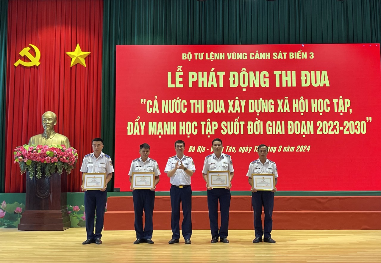 Đại tá Nguy&amp;ecirc;̃n Minh Khánh - Phó Tư l&amp;ecirc;̣nh, Tham mưu trưởng B&amp;ocirc;̣ Tư l&amp;ecirc;̣nh Vùng Cảnh sát bi&amp;ecirc;̉n 3 trao thưởng cho các t&amp;acirc;̣p th&amp;ecirc;̉ c&amp;oacute; th&amp;agrave;nh t&amp;iacute;ch tốt trong Đợt cao điểm đấu tranh ph&amp;ograve;ng, chống tội phạm dịp trước trong v&amp;agrave; sau Tết Nguy&amp;ecirc;n đ&amp;aacute;n Gi&amp;aacute;p Th&amp;igrave;n 2024.