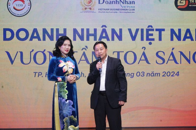 Giao lưu c&amp;ugrave;ng &amp;ocirc;ng Nguyễn Sơn Thu, Chủ tịch Hội nhịp cầu Việt - Đức (Vietnamesisch-Deutsche Br&amp;uuml;cke e.V. tại Berlin)