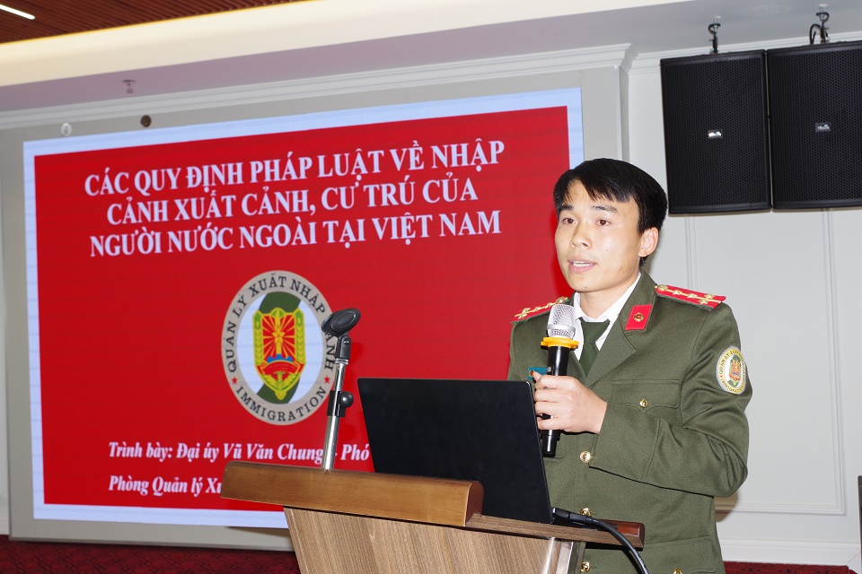 L&amp;atilde;nh đạo Ph&amp;ograve;ng Quản l&amp;yacute; xuất nhập cảnh, C&amp;ocirc;ng an tỉnh tuy&amp;ecirc;n truyền c&amp;aacute;c quy định về nhập cảnh, xuất cảnh, qu&amp;aacute; cảnh, cư tr&amp;uacute; của người nước ngo&amp;agrave;i tại Việt NamẢnh minh họa