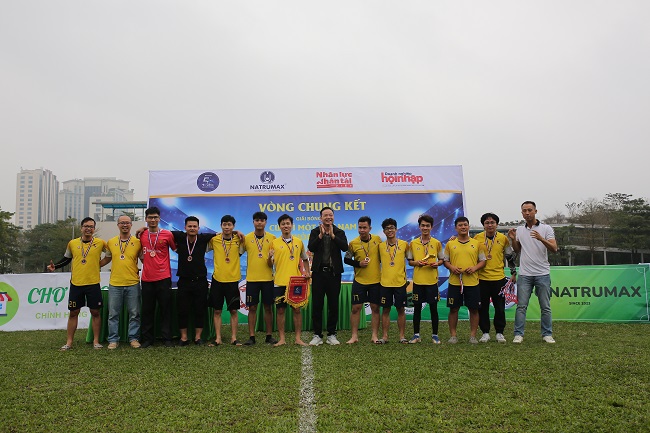 &amp;Ocirc;ng Nguyễn Tất T&amp;ugrave;ng &amp;ndash; Chủ tịch HĐQT Natrumax Việt Nam&amp;nbsp;trao cho đại diện đội b&amp;oacute;ng FC Nội thất Phạm Gia