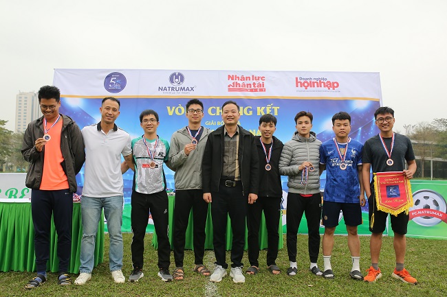 &amp;Ocirc;ng Nguyễn Tất T&amp;ugrave;ng &amp;ndash; Chủ tịch HĐQT Natrumax Việt Nam v&amp;agrave; cựu tuyển thủ Đội tuyển quốc gia Vũ Như Th&amp;agrave;nh trao Huy chương Đồng, cờ lưu niệm cho đại diện đội b&amp;oacute;ng FC&amp;nbsp;Thăng Long