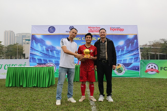 trao Danh hiệu cầu thủ xuất sắc cho tuyển thủ Ph&amp;uacute;c Thanh đội FC Nam Đ&amp;ocirc;