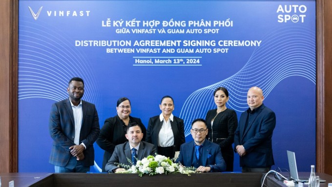 Đại diện VinFast v&amp;agrave; Guam Auto Spot tại lễ k&amp;yacute; kết hợp t&amp;aacute;c. Ảnh: VinFast