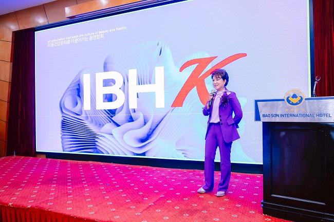 B&amp;agrave; Kim Bo Gyeong- Chủ tịch hiệp hội chăm s&amp;oacute;c sức khỏe v&amp;agrave; l&amp;agrave;m đẹp IBHK Viện trưởng K - Beauty  ph&amp;aacute;t biểu tại sự kiện
