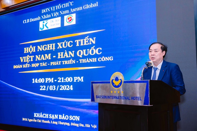 &amp;Ocirc;ng H&amp;agrave; Đ&amp;igrave;nh Bốn - Chủ tịch Hội đ&amp;agrave;o tạo v&amp;agrave; ph&amp;aacute;t triển nghề l&amp;agrave;m đẹp Việt Nam ph&amp;aacute;t biểu &amp;yacute; kiến