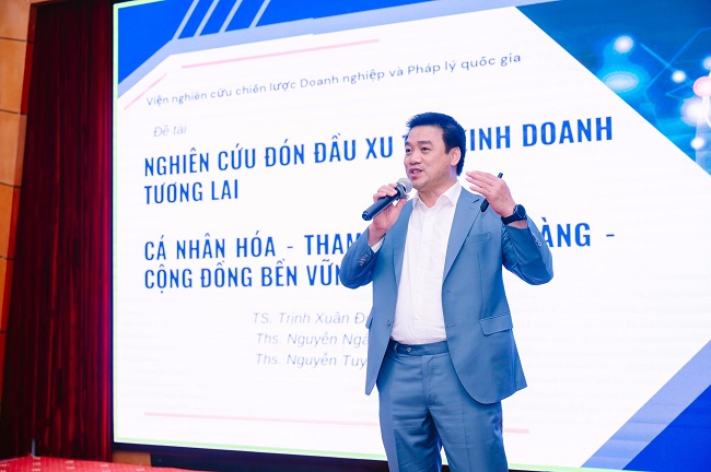 Tiến sĩ Trịnh Xu&amp;acirc;n Đức tr&amp;igrave;nh b&amp;agrave;y tham luận &amp;ldquo;Nghi&amp;ecirc;n cứu đ&amp;oacute;n đầu xu thế kinh doanh tương lai&amp;rdquo;
