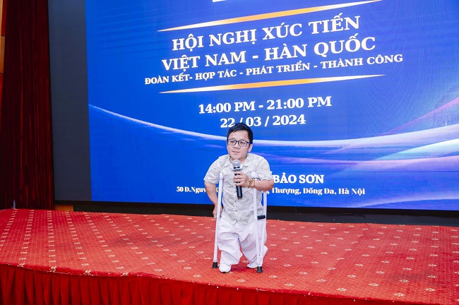 Diễn giả Nguyễn Sơn L&amp;acirc;m n&amp;ecirc;u quan điểm của m&amp;igrave;nh tại sự kiện