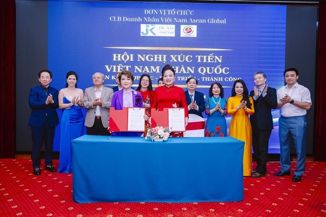 B&amp;agrave; Nguyễn Thị Ng&amp;acirc;n-Chủ tịch CLB Doanh nh&amp;acirc;n Vietnam Asean Global c&amp;ugrave;ng b&amp;agrave; Kim Bo Gyeong đại diện Hiệp hội sức khỏe l&amp;agrave;m đẹp ch&amp;iacute;nh phủ H&amp;agrave;n Quốc k&amp;yacute; kết MOU