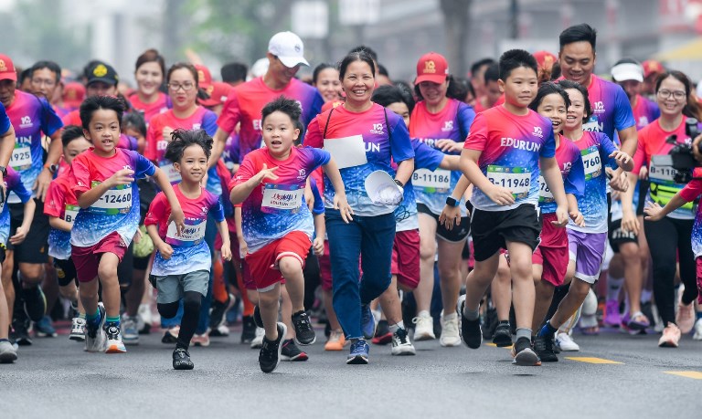 Những vận động vi&amp;ecirc;n nh&amp;iacute; h&amp;agrave;o hứng tham gia một hoạt động cộng đồng đầy &amp;yacute; nghĩa