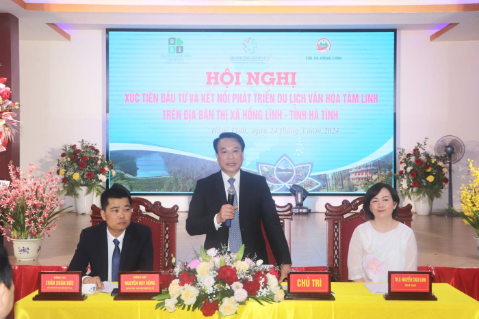 Ban chủ tr&amp;igrave; hội nghị  Đ/c Trần Xu&amp;acirc;n Đức - Đ/c Nguyễn Huy H&amp;ugrave;ng - B&amp;agrave; Nguyễn Ch&amp;acirc;u Linh (thứ tự từ tr&amp;aacute;i sang phải)