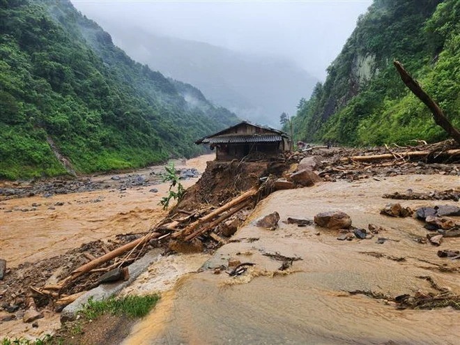 Mưa lớn g&amp;acirc;y sạt lở đất đ&amp;aacute;, l&amp;agrave;m nhiều c&amp;acirc;y cầu bị hư hỏng nặng.