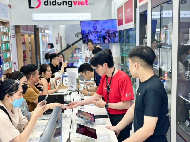 Kh&amp;aacute;ch h&amp;agrave;ng tin tưởng lựa chọn Di Động Việt l&amp;agrave; nơi uy t&amp;iacute;n để mua điện thoại iPhone cũ