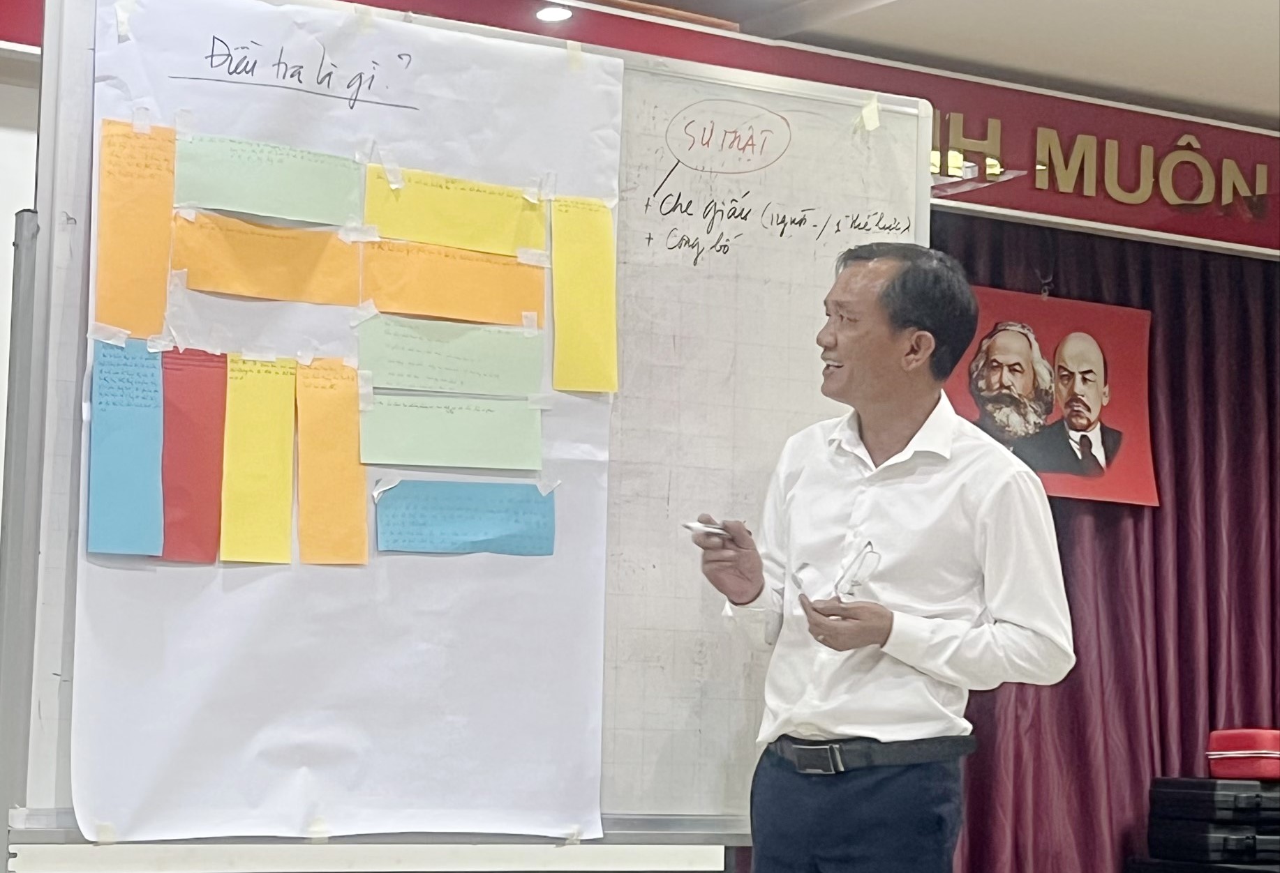 Giảng vi&amp;ecirc;n tận t&amp;igrave;nh ph&amp;acirc;n t&amp;iacute;ch kiến thức cho c&amp;aacute;c học vi&amp;ecirc;n