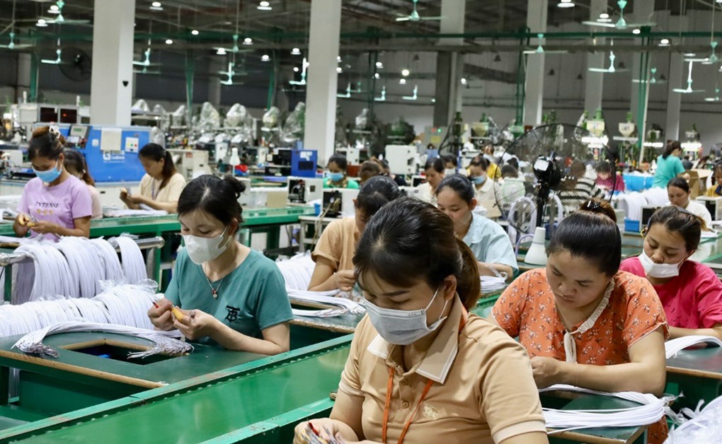C&amp;ocirc;ng ty TNHH điện tử Lạc Sơn  tạo việc l&amp;agrave;m, thu nhập ổn định cho 800 lao động.    Ảnh minh họa