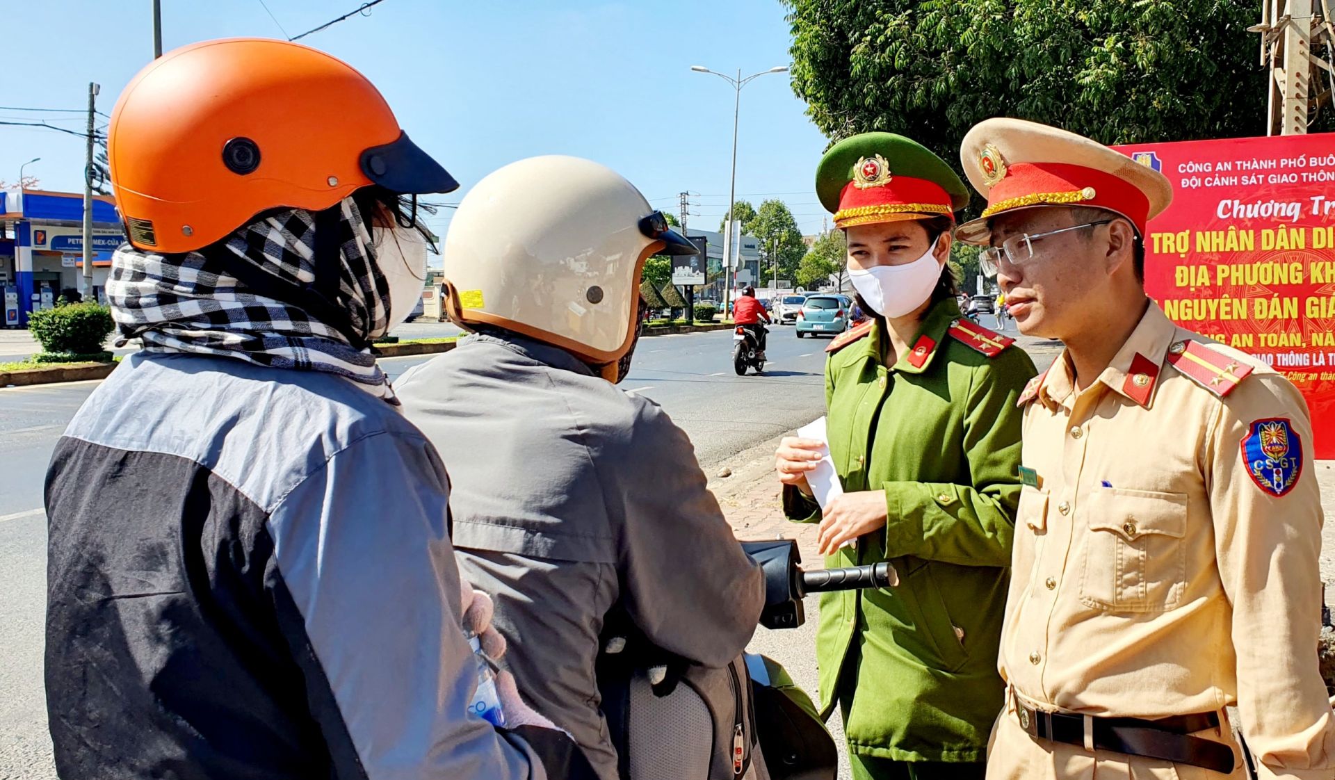 CSGT - TT C&amp;ocirc;ng an tp Bu&amp;ocirc;n Ma Thuột tăng cường tuy&amp;ecirc;n truyền Luật Giao th&amp;ocirc;ng đường bộ cho người d&amp;acirc;n