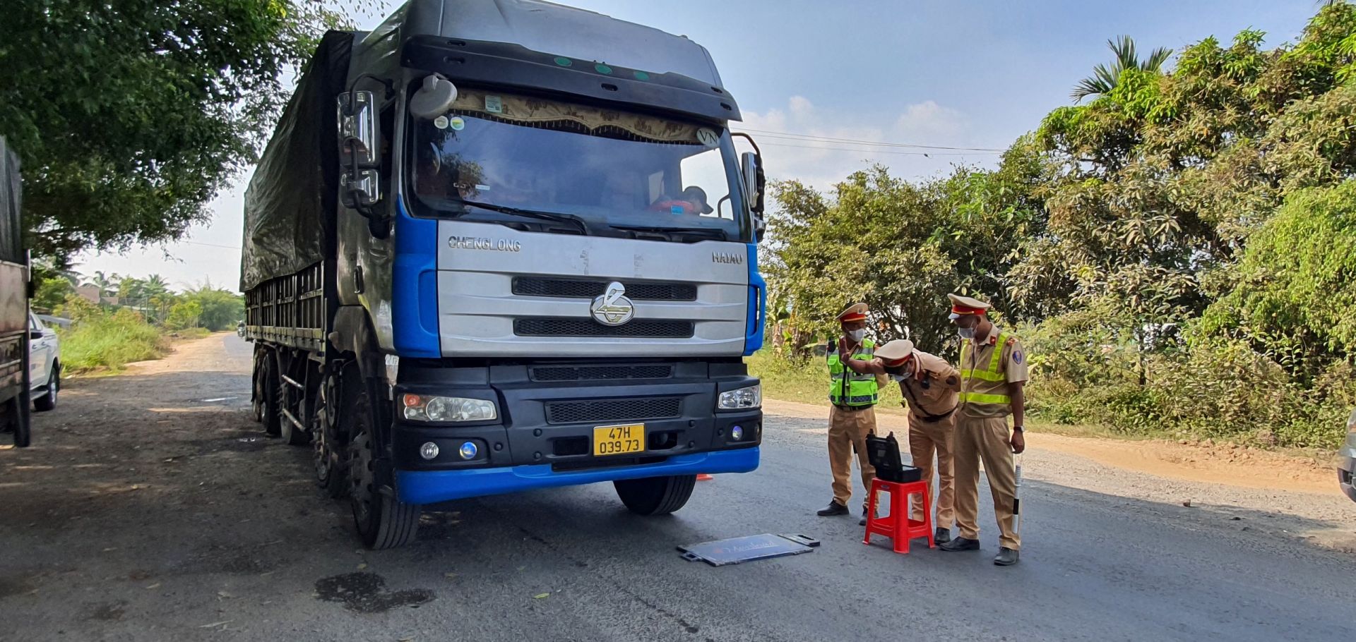 CSGT Đội CSGT đường bộ số 2 - Ph&amp;ograve;ng CSGT C&amp;ocirc;ng an tỉnh Đắk Lắk tăng cường kiểm tra tải trọng xe tr&amp;ecirc;n quốc lộ 26