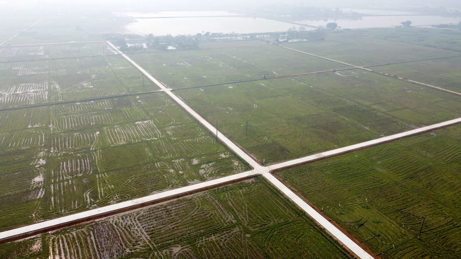 Người d&amp;acirc;n tự nguyện hiến đất l&amp;uacute;a để mở rộng đường giao th&amp;ocirc;ng nội đồng v&amp;agrave; k&amp;ecirc;nh mương