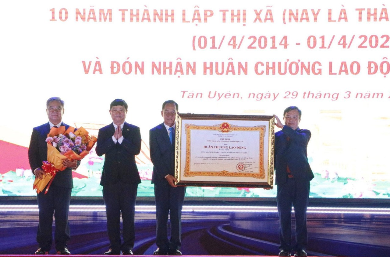 L&amp;atilde;nh đạo TP.T&amp;acirc;n Uy&amp;ecirc;n đ&amp;oacute;n nhận Hu&amp;acirc;n chương Lao động hạng Nhất