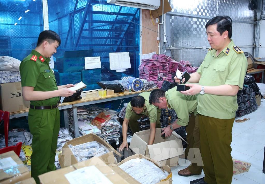 Lực lượng chức năng kiểm tra, ni&amp;ecirc;m phong to&amp;agrave;n bộ số h&amp;agrave;ng vi phạm