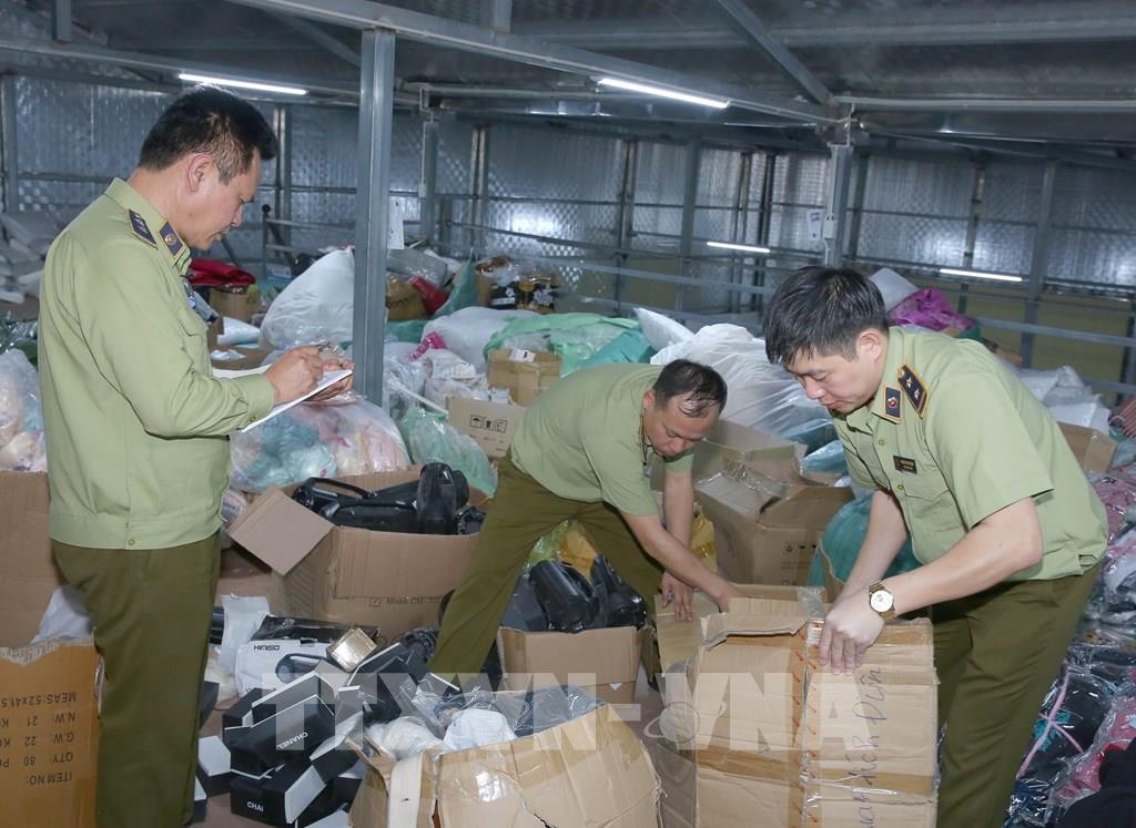 Lực lượng chức năng kiểm đếm v&amp;agrave; tiến h&amp;agrave;nh ni&amp;ecirc;m phong số h&amp;agrave;ng h&amp;oacute;a