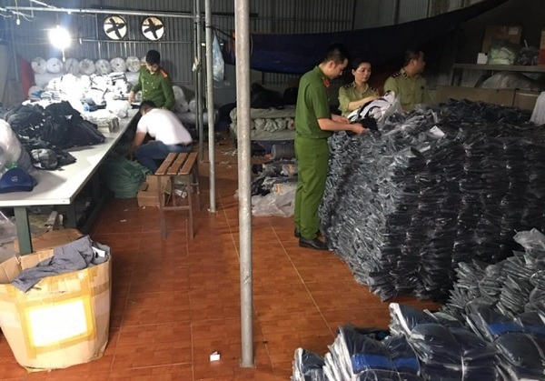 Tiến h&amp;agrave;nh kiểm đếm số h&amp;agrave;ng h&amp;oacute;a vi phạm