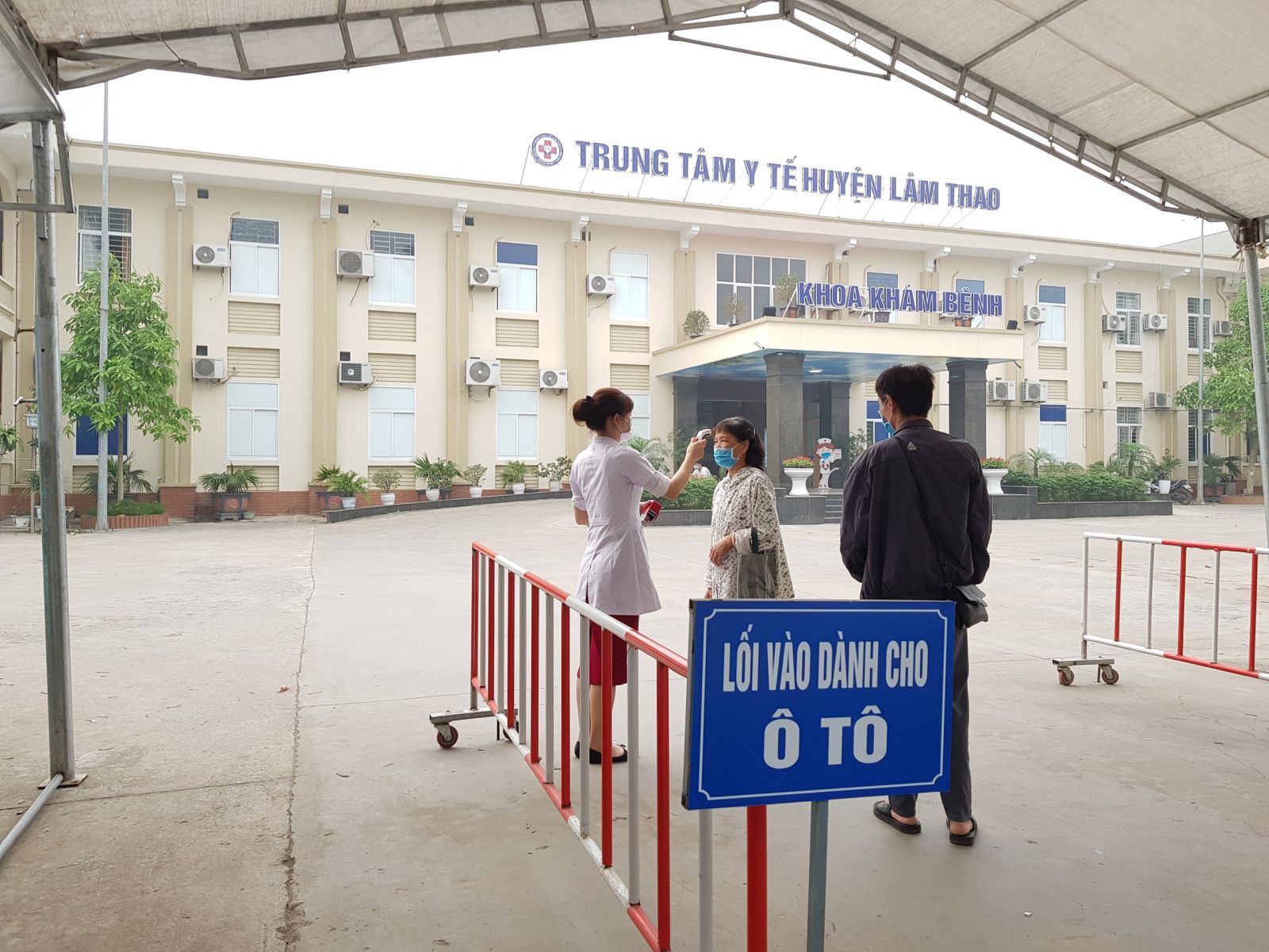 Cổng kiểm tra th&amp;acirc;n nhiệt v&amp;agrave; s&amp;agrave;ng lọc tại cổng TTYT huyện L&amp;acirc;m Thao, hoạt đọng 24/24 giờ.