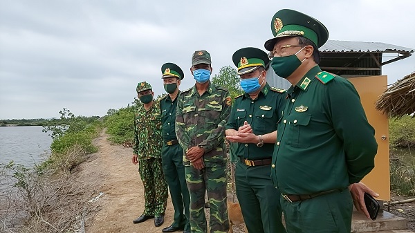 Thiếu tướng Nguyễn Ho&amp;agrave;i Phương kiểm tra c&amp;aacute;c chốt bảo vệ bi&amp;ecirc;n giới v&amp;agrave; ph&amp;ograve;ng, chống dịch Covid-19