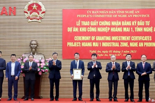 Trao giấy ph&amp;eacute;p đầu tư Dự &amp;aacute;n KCN Ho&amp;agrave;ng Mai 1 cho C&amp;ocirc;ng ty CP Ho&amp;agrave;ng Thịnh Đạt.