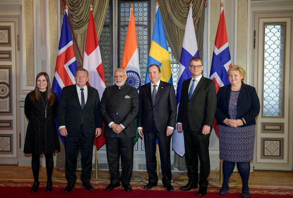 (L đến R) Thủ tướng Iceland Katrin Jakobsdottir, Thủ tướng Đan Mạch Lars Lokke Rasmussen, Thủ tướng Ấn Độ Narendra Modi, Thủ tướng Thụy Điển Stefan Lofven, Thủ tướng Phần Lan Juha Sipilae v&amp;agrave; Thủ tướng Na Uy Erna Solberg chụp ảnh trong hội nghị thượng đỉnh Bắc &amp;Acirc;u-Ấn Độ v&amp;agrave;o ng&amp;agrave;y 17 th&amp;aacute;ng 4 năm 2018 tại Kh&amp;aacute;ch sạn Grand ở Stockholm, Thụy Điển. HENRIK MONTGOMERY / AFP QUA GETTY IMAGES