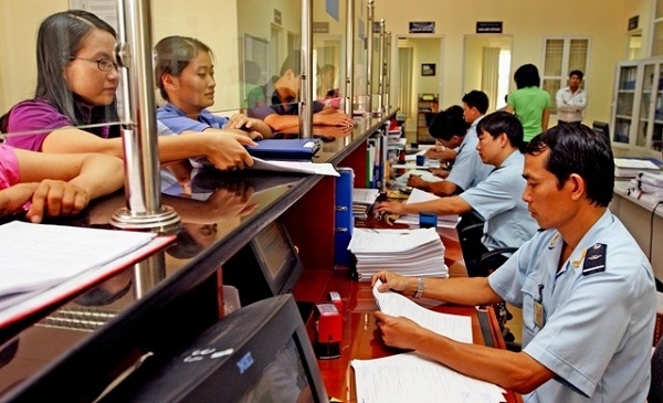 Tổ chức, c&amp;aacute; nh&amp;acirc;n thực hiện thủ tục hải quan đối với h&amp;agrave;ng h&amp;oacute;a, phương tiện qu&amp;aacute; cảnh Việt Nam phải nộp lệ ph&amp;iacute; h&amp;agrave;ng h&amp;oacute;a, phương tiện qu&amp;aacute; cảnh theo quy định