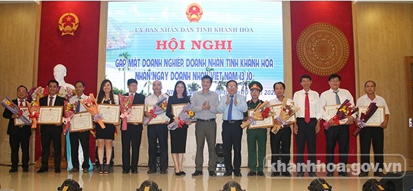 &amp;Ocirc;ng L&amp;ecirc; Hữu Ho&amp;agrave;ng - Ph&amp;oacute; Chủ tịch UBND tỉnh (thứ 6 từ phải sang) trao bằng khen cho c&amp;aacute;c tập thể.