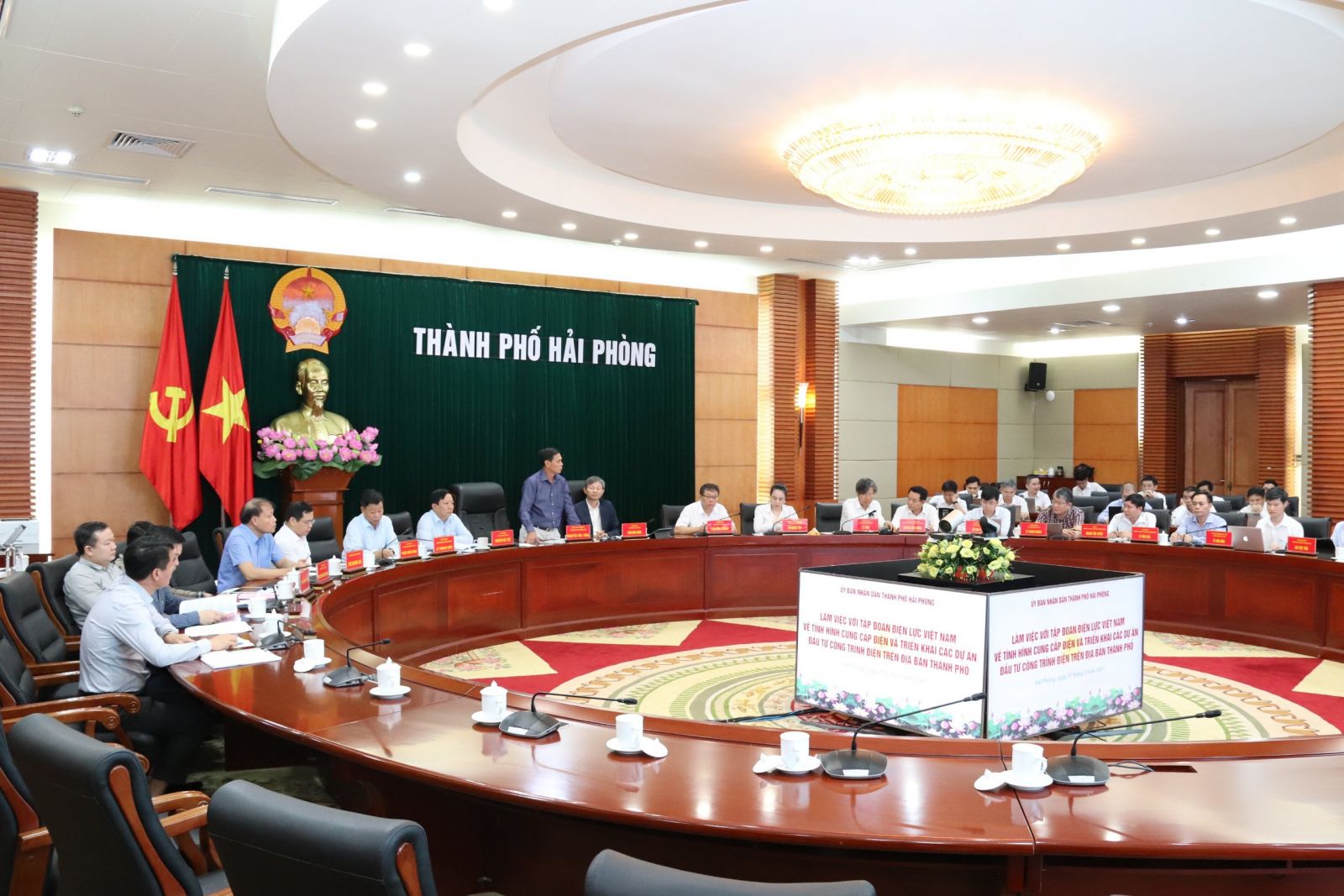 To&amp;agrave;n cảnh cuộc họp giữa Chủ tịch UBND TP Nguyễn Văn T&amp;ugrave;ng  với Tập đo&amp;agrave;n Điện lực Việt Nam tại th&amp;agrave;nh phố Hải Ph&amp;ograve;ng.