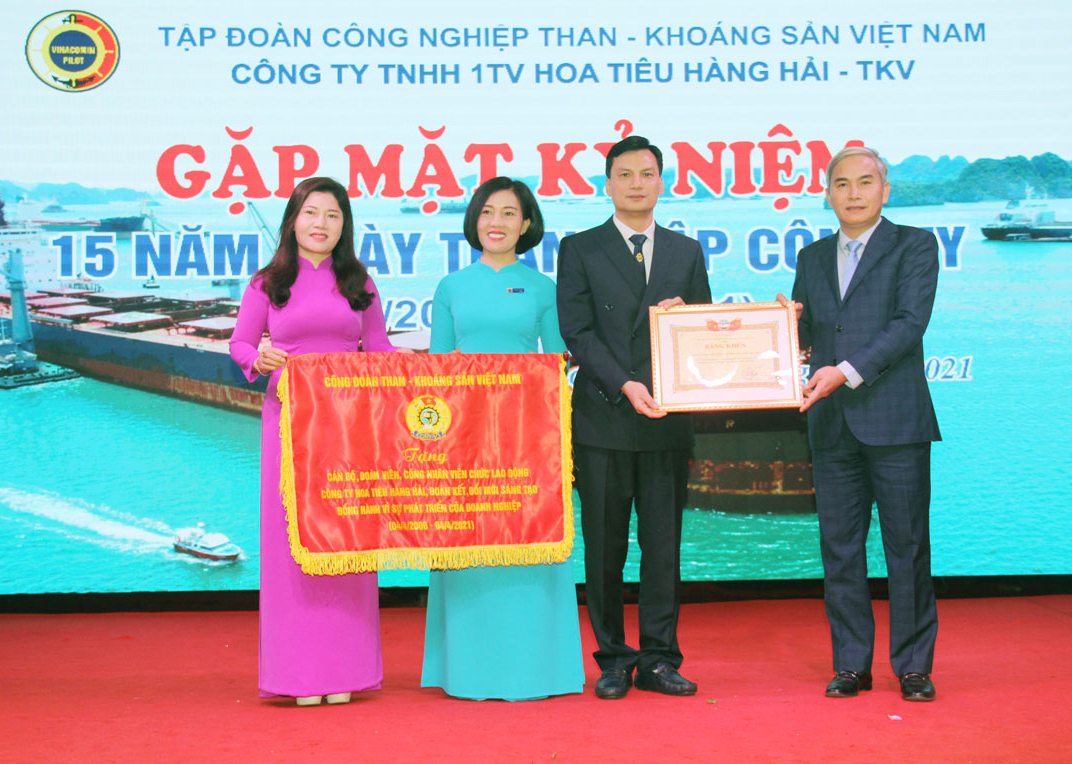 L&amp;atilde;nh đạo Tập đo&amp;agrave;n CN Than - Kho&amp;aacute;ng sản Việt Nam tặng Bằng khen v&amp;agrave; cờ trướng cho C&amp;ocirc;ng ty
